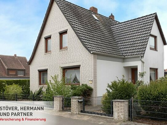 Freistehendes Ein- bis Zweifamilienhaus mit Garage und Garten