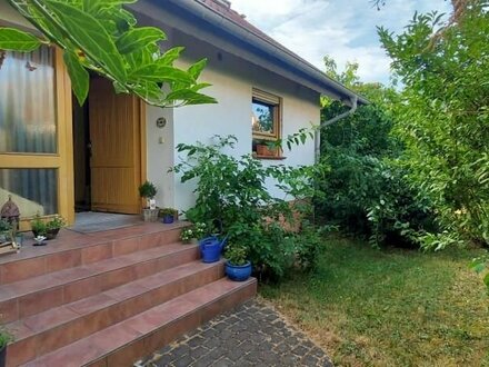 Ein Zuhause für die ganze Familie! Sehr schönes Einfamilienhaus mit idyllischem Garten und Einliegerwohnung in bevor...