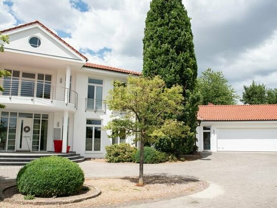 Exklusive Villa mit 8000 m² gewerblichem Bauland