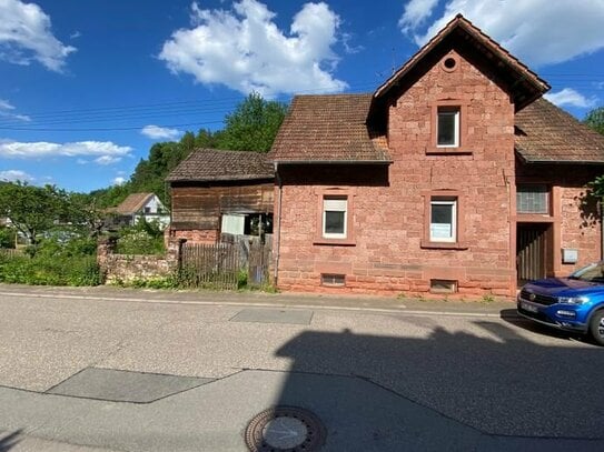 Charmantes Sandsteinhaus im Dornröschenschlaf