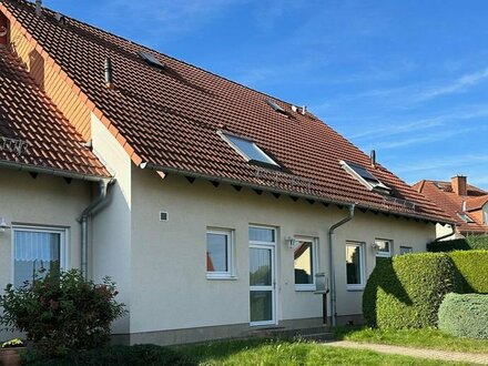 IN HÖHENLAGE ÜBER DRESDEN: Reihenmittelhaus mit Ausbaureserve und Garage, in Borthen!