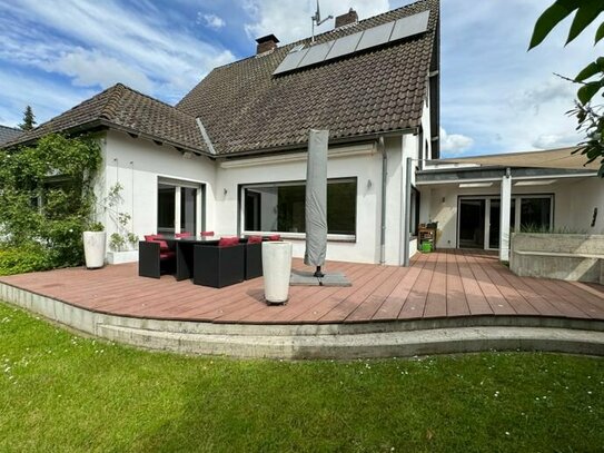 Modernes Einfamilienhaus mit charmanten Altbauelementen und uneinsehbarem Garten am Heidberg