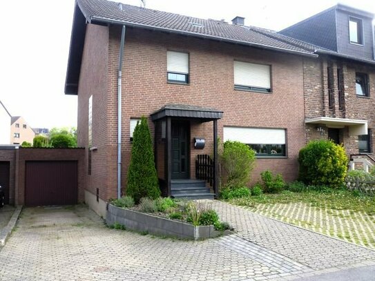 Verklinkertes Einfamilienhaus in ruhiger Anliegerstraße mit Garten und Garage