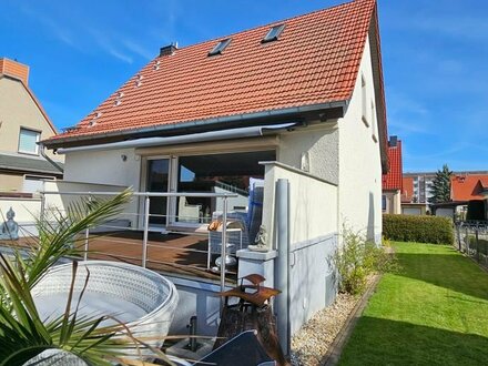 Schickes Einfamilienhaus mit Keller, großer Garage, Carport und schönem Garten in ruhiger Siedlungslage!