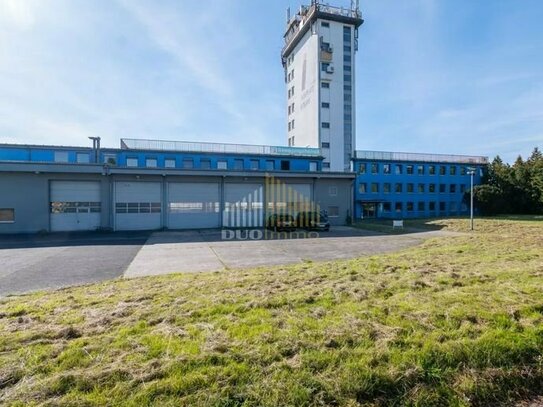 Bürofläche mit insgesamt vier Büros und Ausblick über den Flugplatz zu vermieten