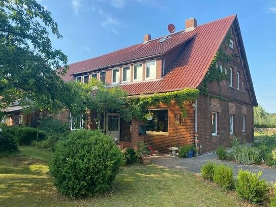 Neuer Preis Großes, gepflegtes Wohnhaus auf einer ehemaligen Hofstelle mit Nebengebäude für Handwerk und Tiere