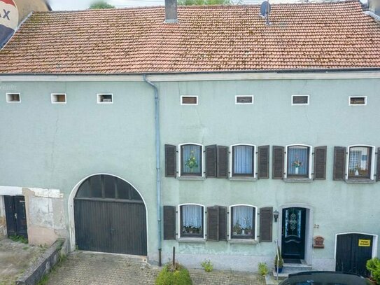 Reihenmittelhaus mit Scheune und großem Garten im Ortskern