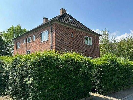 Charmantes Mehrfamilienhaus in Kiel: Attraktive Investitionsmöglichkeit mit vollvermieteten Einheiten und Entwicklungsp…