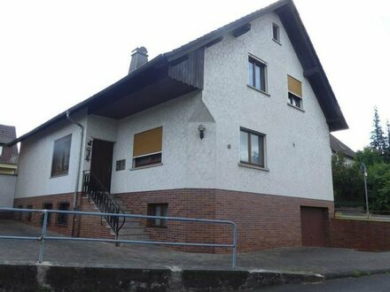 Freistehendes 2-Familienhaus mit Nebengebäude in Ebersburg-Weyhers