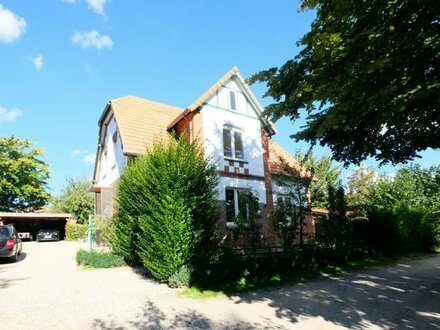 Zweifamilienhaus in ruhiger Lage mit eigenem Garten und Doppelcarport