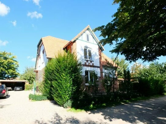 Zweifamilienhaus in ruhiger Lage mit eigenem Garten und Doppelcarport