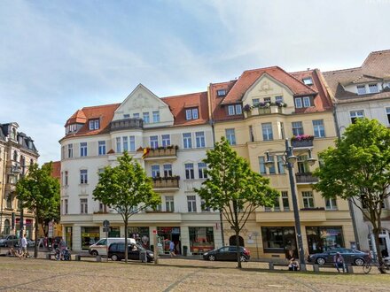 Direkt am Hallmarkt sanierter Altbau der gehobenen Klasse - 4 Raum Wohnung mit Erker und Rundwohnzimmer Fensterfront