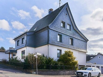 Wohnhaus mit Garagenkomplex auf großem Grundstück