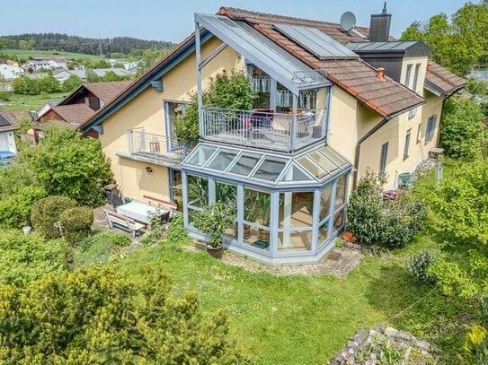 Gepflegtes Zweifamilienhaus mit idyllischem Garten !