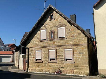 Freistehendes Einfamilienhaus mit Hof, Scheune, Garage und Nebengebäude