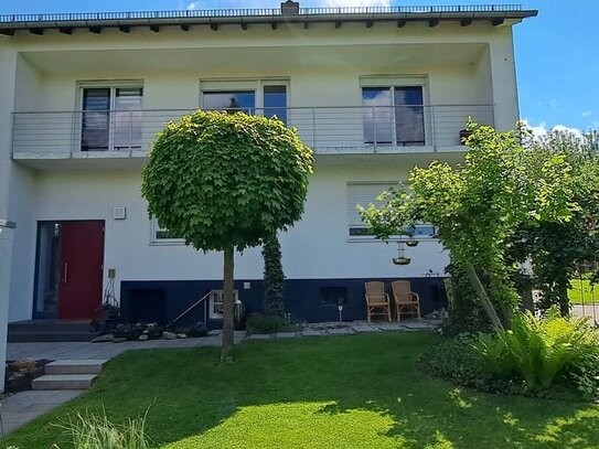 Zweifamilienhaus mit PV-Anlage und großem eingewachsenen Garten