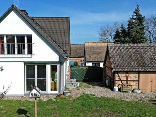 Idyllisches Wohnen auf dem Land: rustikale Doppelhaushälfte mit Garage, Scheune und großem Grundstück