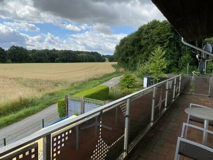 Zweifamilien-Reihenendhaus in unverbaubarer Lage mit Carport, Garage und Geräteschuppen