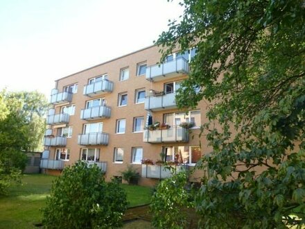 Schöne 2,5 Zimmer Wohnung mit Balkon im wärmegedämmten Haus in Norderstedt-Garstedt zu vermieten !!