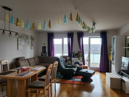 Traumhafte 4-Raum-Wohnung mit großem Balkon (12,4 qm) und EBK in Frankfurt am Main - Preungesheim