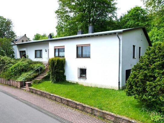 Ruhig gelegener, geräumiger Bungalow mit Garten und 2 Garagen am Ortsrand von Prüm