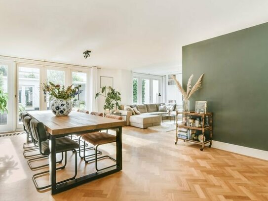 Neubau + provisionsfreie sonnige 3-Zimmer-Wohnung (KfW 40) mit Südbalkon, Fußbodenheizung und Gäste-WC.