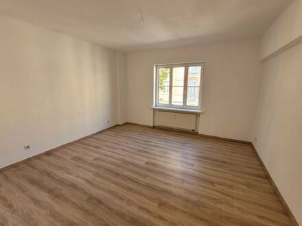 NEU! GROSSE 2 RAUM WOHNUNG MIT BALKON UND PARKETT