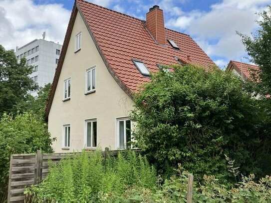 Ein- bis Zweifamilienhaus mit schönem Garten