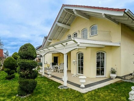 Freistehendes und großzügiges Haus in hellen charmanten Landhausstil mit vielen Optionen.
