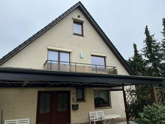 Henstedt-Ulzburg (Ortsteil Süd) Schöne, helle 4-Zi.-Mietwohnung mit Balkon in einem Einfamilienhaus zu vermieten
