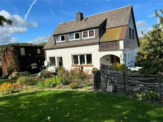 Wohnen im schönen Frankenwald ! Charmantes Einfamilienhaus mit großen Garten und Garage