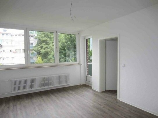 Was will man mehr: renovierte 2-Zimmer Wohnung mit Balkon und Blick ins Grüne!