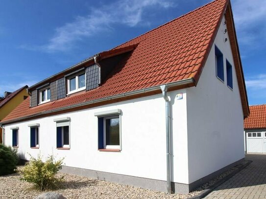 Doppelhaushälfte in Stadtrandlage mit separatem Wohngartenhaus