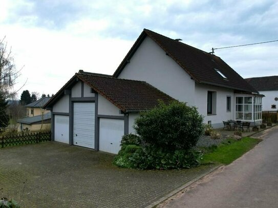 Ruhig gelegenes freistehendes Wohnhaus mit überdachter Terrasse, Garten und 3 Garagen in Neuheilenbach