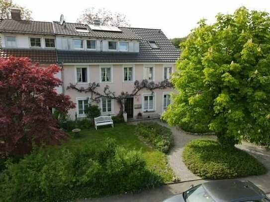 4-Zimmer-DG-Wohnung mit besonderem Ambiente / Balkon / Einbauschränke / EBK / großer Garten - Höri