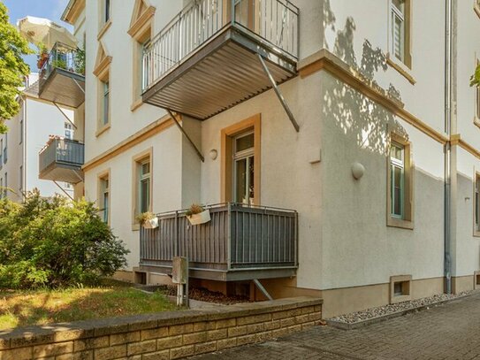 Schöne helle 2-Zimmer-Altbauwohnung mit Balkon