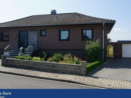 Sehr gut geschnittener Bungalow mit schönem Garten und freiem Blick zzgl. Keller und Garage