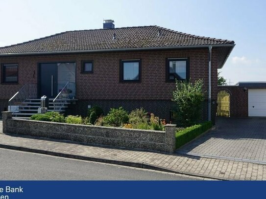 Sehr gut geschnittener Bungalow mit schönem Garten und freiem Blick zzgl. Keller und Garage