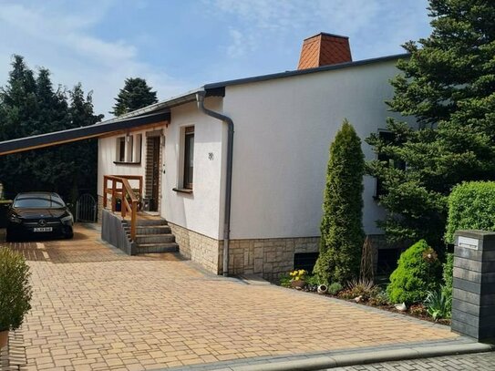 Bad Klosterlausnitz - Einfamilienhaus , voll unterkellert mit Carport und 2 Garagen