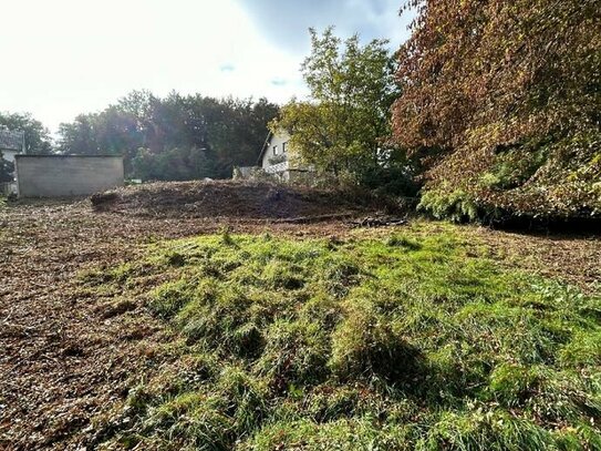 Verkauf im Bieterverfahren! Eitorf-Huckenbröl: Baugrundstück mit Wald in zentrumsnaher Lage