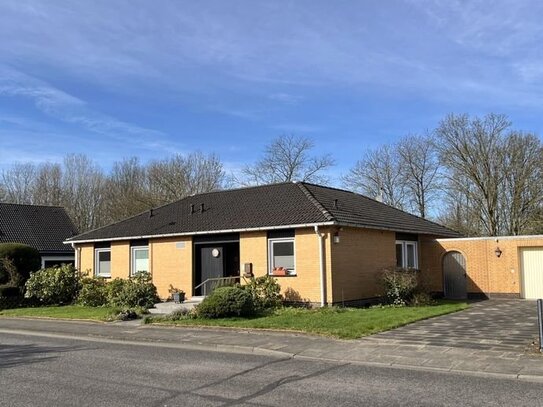 Freistehender Walmdachbungalow mit unverbaubarem Ausblick in die Natur! Fernwärme!