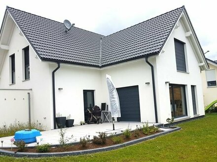 Lichtdurchflutetes Einfamilienhaus mit Panoramaaussicht, schönem Garten und großer Garage in ruhiger, familienfreundlic…