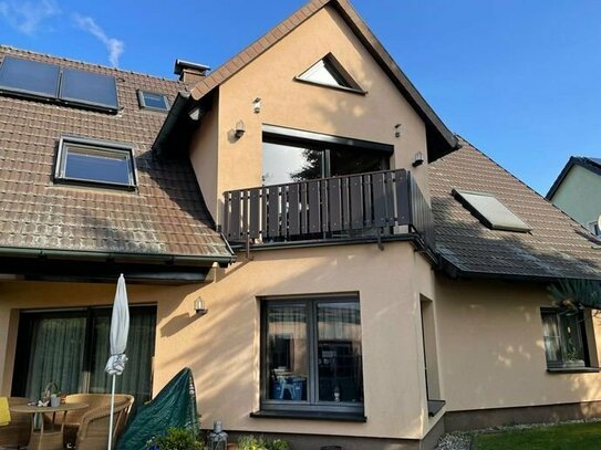 Großzügige Erdgeschosswohnung mit Terrasse, Carport und Garten