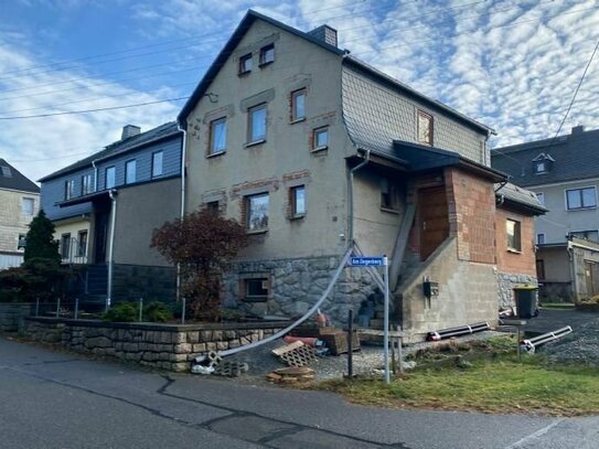 Wohnen in der schönen Bergstadt Zwönitz: Reiheneckhaus mit Anbau und einer freistehenden großen Garage