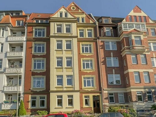 Altbauwohnung mit Blick über die Dächer der Seestadt