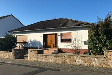 Freistehender Bungalow mit Einliegerwohnung - Ruhige Wohnlage