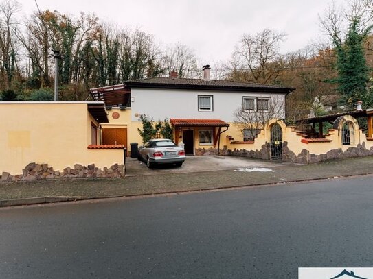 Großes Einfamilienhaus mit Garagen in toller Lage