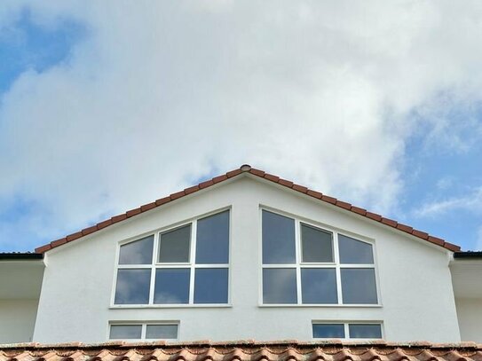 Schöne & großzügige 3-Zimmer-Dachgeschosswohnung mit hellen Räumen + Balkon