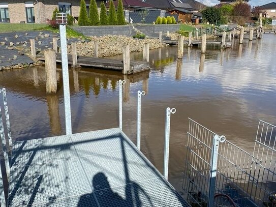 Wohnen am Wasser - 2 jähriger Neubau KFW 40, mit Bootsanleger, Garten, Terrasse, Einbauküche, 2 Bädern, Gäste WC, Garag…