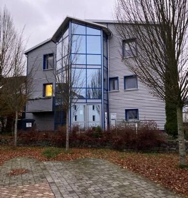 Bürogebäude mit angrenzender Gewerbehalle im Zentrum der Gemeinde Erndtebrück